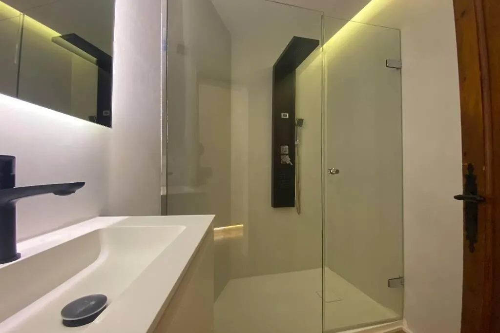 Beautiful Designer Home In 일레타스